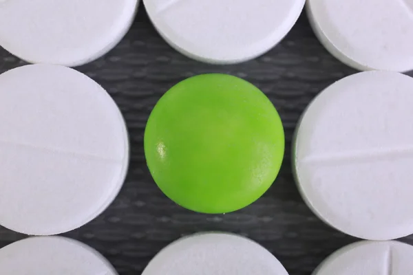 Kırmızı ve beyaz hap kapsül kazık