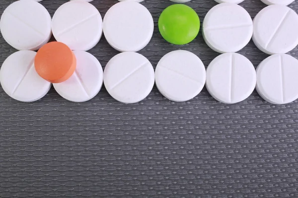 Красно-белые капсулы с таблетками — стоковое фото