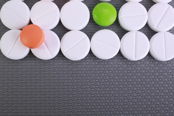 Rode en witte pil capsules stapel — Stockfoto