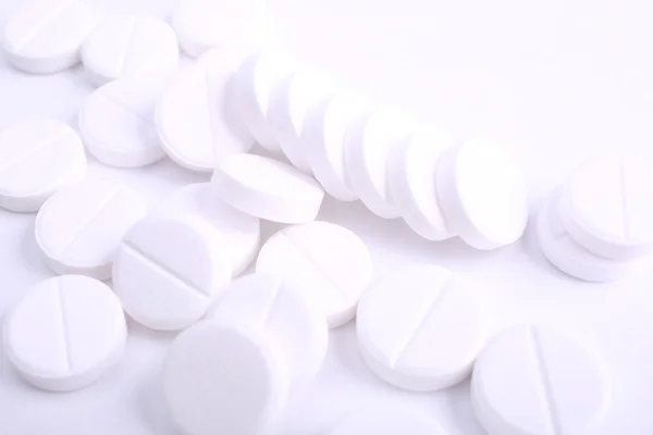 Gros plan des pilules capsule isolée sur fond blanc — Photo