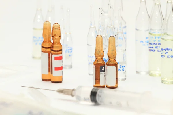 Медицинские бутылки и таблетки на полке — стоковое фото