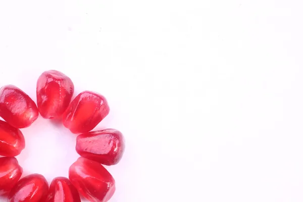 Olgun nar meyve ile yarı beyaz arka plan üzerinde izole. Kırpma yolu