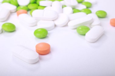 Beyaz arka plan üzerinde izole farklı hapları yığını