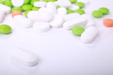 Beyaz arka plan üzerinde izole farklı hapları yığını