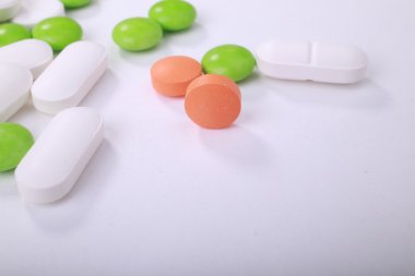Beyaz arka plan üzerinde izole farklı hapları yığını