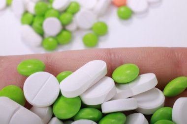 Beyaz arka plan üzerinde izole farklı hapları yığını