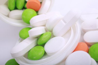 Beyaz arka plan üzerinde izole farklı hapları yığını