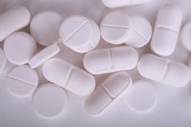 Beyaz arka plan üzerinde izole farklı hapları yığını