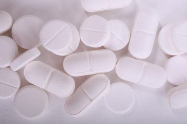 Beyaz arka plan üzerinde izole farklı hapları yığını