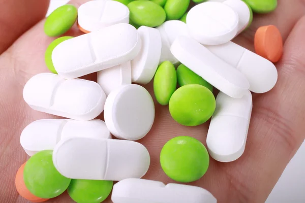 Pila di diverse pillole isolate su sfondo bianco — Foto Stock