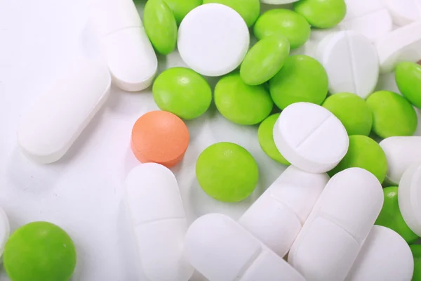 Stapel van verschillende pillen geïsoleerd op witte achtergrond — Stockfoto