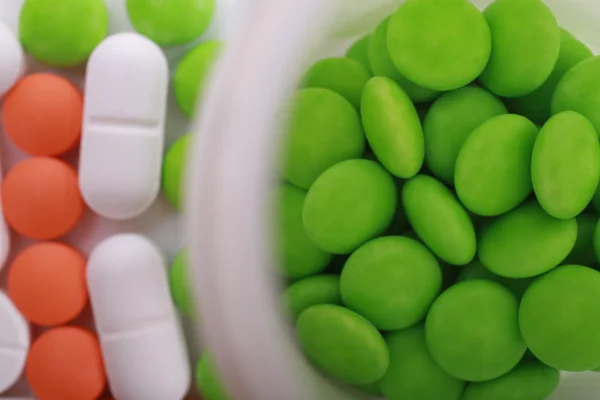 Stapel van verschillende pillen geïsoleerd op witte achtergrond — Stockfoto