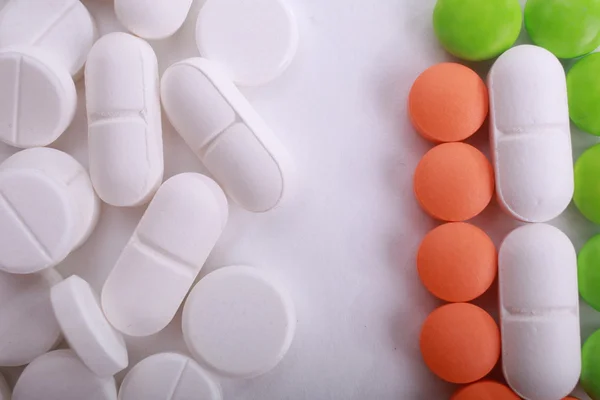 Pila di diverse pillole isolate su sfondo bianco — Foto Stock