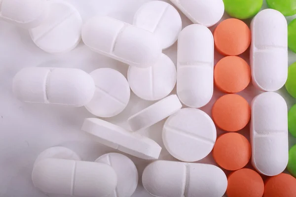 Pino erilaisia pillereitä eristetty valkoisella taustalla — kuvapankkivalokuva