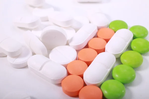 Pila de diferentes píldoras aisladas sobre fondo blanco —  Fotos de Stock