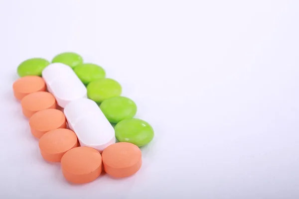 Στοίβα διαφορετικά χάπια που απομονώνονται σε λευκό φόντο — Φωτογραφία Αρχείου