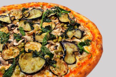 Beyaz üzerine izole edilmiş farklı pizza kolajı