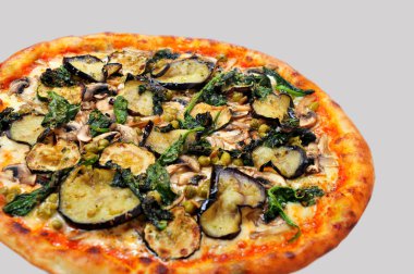 Beyaz üzerine izole edilmiş farklı pizza kolajı