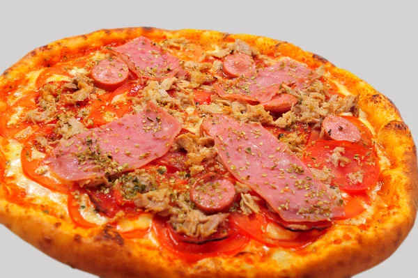 Pizza quattro fromaggi auf einem Holzbrett — Stockfoto