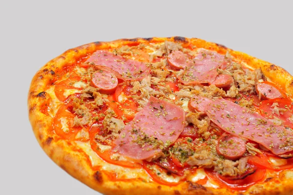 Pizza quattro fromaggi auf einem Holzbrett — Stockfoto