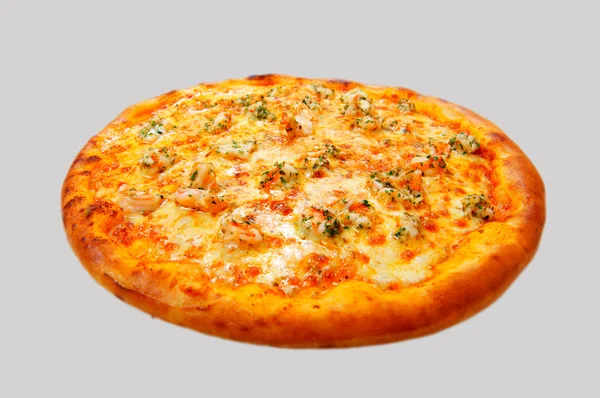 Pizza quattro fromaggi em uma placa de madeira — Fotografia de Stock