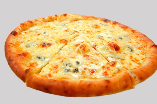 Pizza quattro fromaggi op een houten bord — Stockfoto