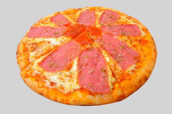 Pizza quattro fromaggi em uma placa de madeira — Fotografia de Stock