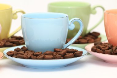 Kahve fincanı ve çay tabağı ahşap bir masada. Koyu arkaplan.