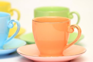 Kahve fincanı ve çay tabağı ahşap bir masada. Koyu arkaplan.