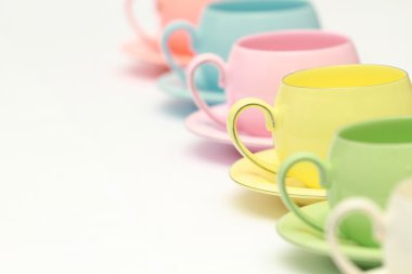 Kahve fincanı ve çay tabağı ahşap bir masada. Koyu arkaplan.