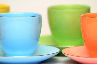 Kahve fincanı ve çay tabağı ahşap bir masada. Koyu arkaplan.