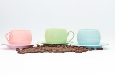 Kahve fincanı ve çay tabağı ahşap bir masada. Koyu arkaplan.