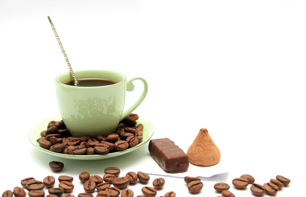 Tasse à café et soucoupe sur une table en bois. Fond sombre. — Photo