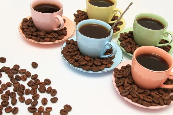 나무 탁자 위에 커피 잔 과 소스를 놓습니다. 어두운 배경. — 스톡 사진