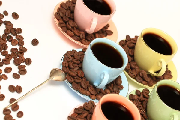 Taza de café y platillo en una mesa de madera. Fondo oscuro. — Foto de Stock