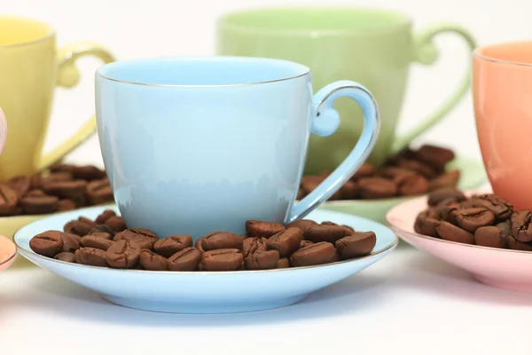 Xícara de café e pires em uma mesa de madeira. Fundo escuro. — Fotografia de Stock