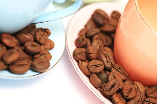 Tazza da caffè e piattino su un tavolo di legno. Sfondo scuro. — Foto Stock