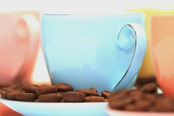 Taza de café y platillo en una mesa de madera. Fondo oscuro. — Foto de Stock