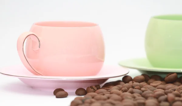Kávé csésze és csészealj egy fa asztalon. Sötét háttér. — Stock Fotó