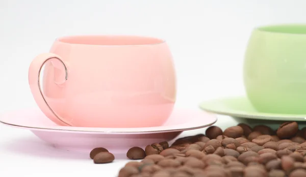 Taza de café y platillo en una mesa de madera. Fondo oscuro. —  Fotos de Stock