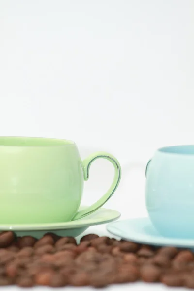 Xícara de café e pires em uma mesa de madeira. Fundo escuro. — Fotografia de Stock