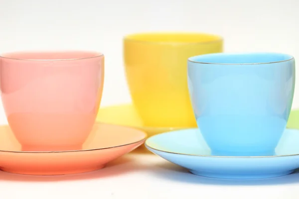 Taza de café y platillo en una mesa de madera. Fondo oscuro. —  Fotos de Stock