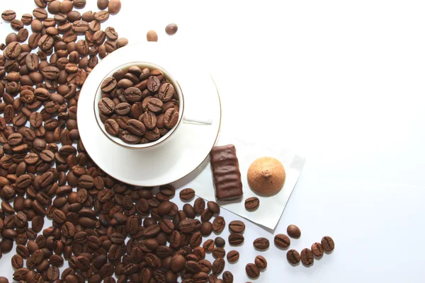 Taza de café y platillo en una mesa de madera. Fondo oscuro. — Foto de Stock