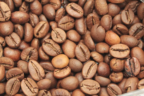 Billete de cien dólares hecho de granos de café aislados sobre fondo blanco — Foto de Stock
