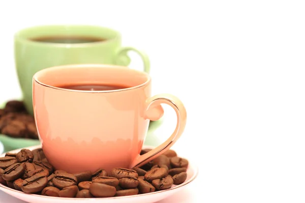 Taza de café y platillo en una mesa de madera. Fondo oscuro. —  Fotos de Stock