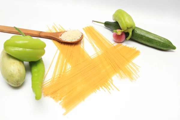 Hojas de albahaca y verduras frescas sobre fondo blanco — Foto de Stock