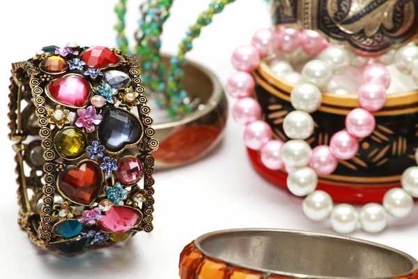 Özel ve lüks elmas bilezik nişan yüzüklerini ayrıntı natürmort görünümü kadar kapatın. Birden çok kalite elmas ayrıntı parlayan bir ve ışıkla, köpüklü iç.