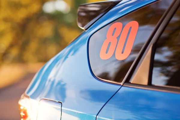 Voorzijde uitzicht op blauwe sport auto — Stockfoto