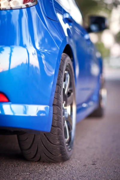 Voorzijde uitzicht op blauwe sport auto — Stockfoto