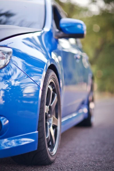 Vista lateral frontal do carro esporte azul — Fotografia de Stock